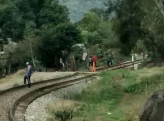 Bloquean normalistas las vías del tren en Tiripetío 