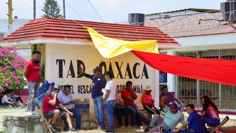 CNTE mantiene bloqueos en instalaciones del INE en Oaxaca 