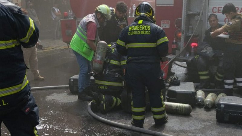 Se incendia bodega en pleno Centro Histórico de la Ciudad de México 