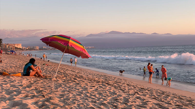Rescatan a 9 turistas arrastrados por las corrientes en playas de Sinaloa 
