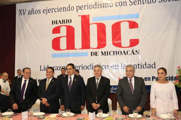 Gobernador entrega reconocimiento ABC a María Dóddoli Murguía 