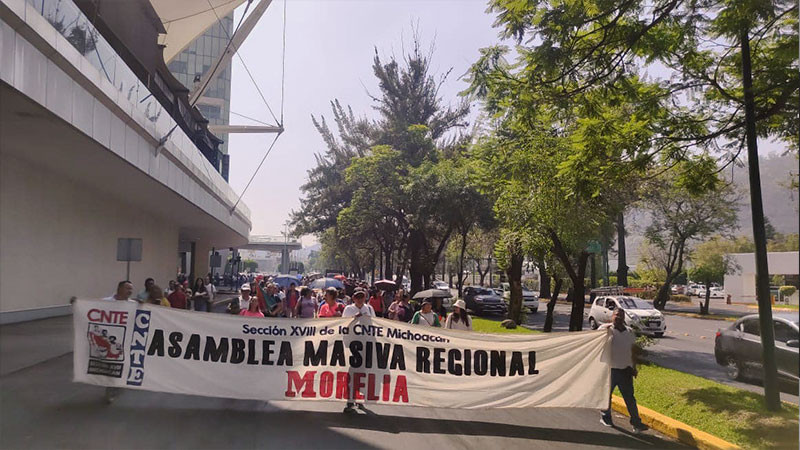 CNTE quema propaganda y bloquea avenidas de Morelia, Michoacán 