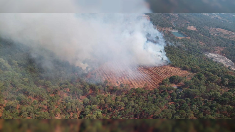Se suma helicóptero con helibalde a combate de incendio forestal en Ario 