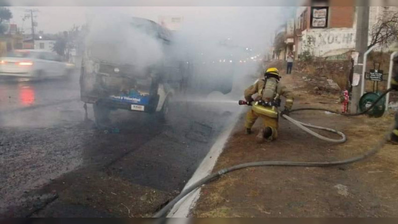 Se incendia unidad de transporte de la ruta azul en Morelia, Michoacán 