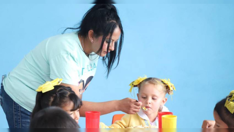 Sigue estas recomendaciones de la SEE para mantener a niñas y niños hidratados 