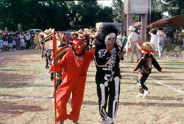 Exhibe la Fototeca Nacional las distintas celebraciones del Día de Muertos - Foto 0 