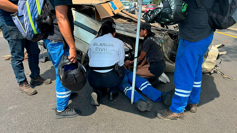Choque-volcadura en Morelia, Michoacán, deja un herido y daños materiales  