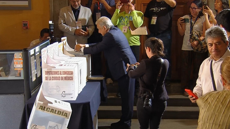 AMLO acude a votar a la elección presidencial en México; lo acompaña Beatriz Gutiérrez Müller 