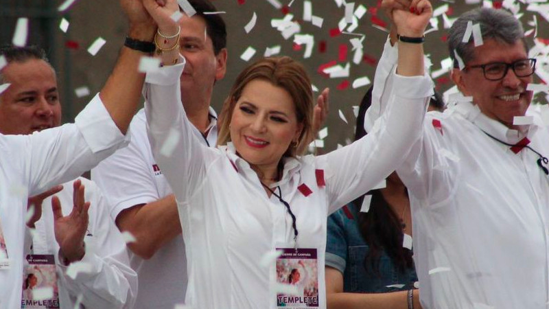 Claudia Delgadillo acude a votar en Guadalajara 