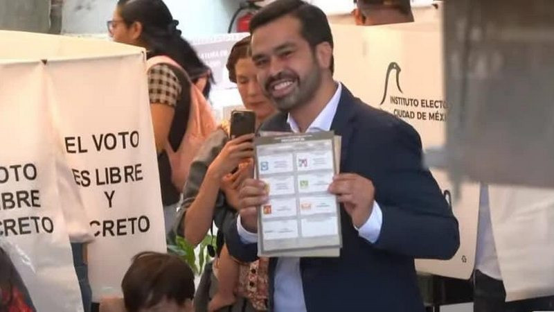 Jorge Máynez emite su voto presidencial en la CDMX 