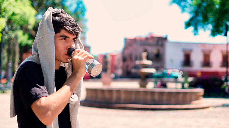 Ante altas temperaturas, sector salud recomienda mantenerse hidratado 