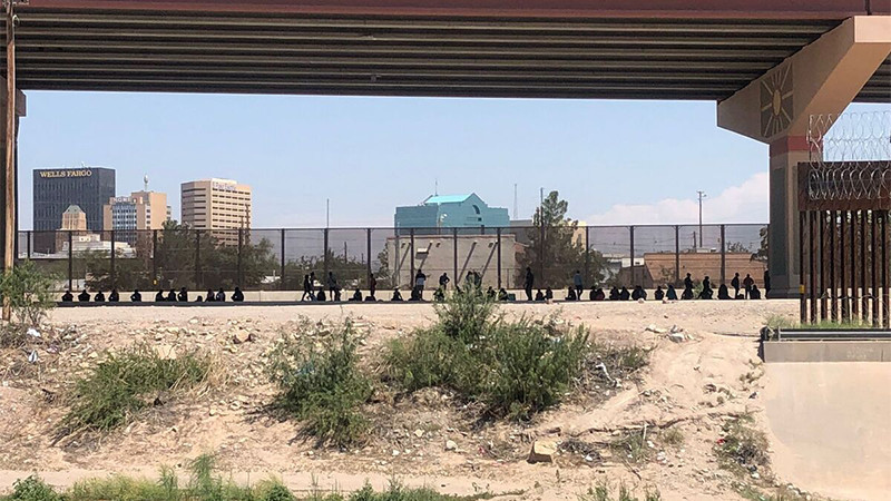 Mueren 4 migrantes por ola de calor tras intentar cruzar la frontera 
