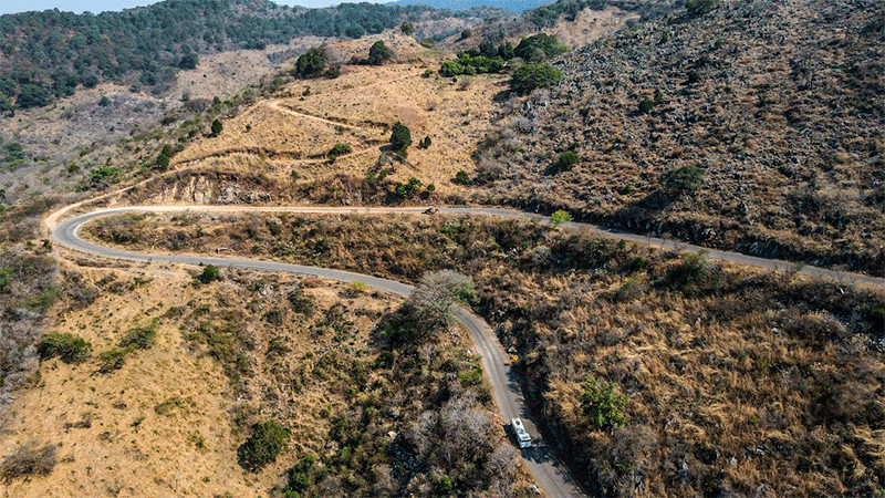 Tras 10 años sin mantenimiento, rehabilita SCOP tramo carretero Aguililla-Dos Aguas
