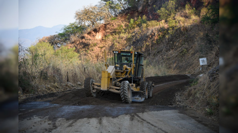 Tras 10 años sin mantenimiento, rehabilita SCOP tramo carretero Aguililla-Dos Aguas