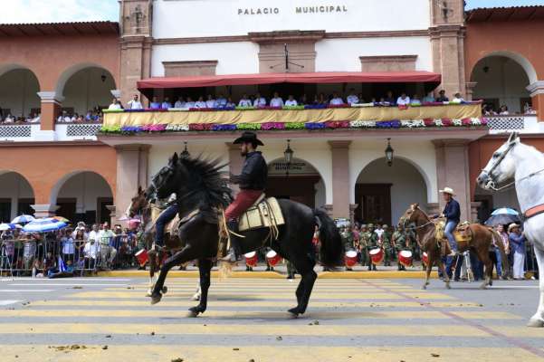 Desfile de Apatzingán fue enmarcado en un ambiente lleno de fiesta y colorido - Foto 0 