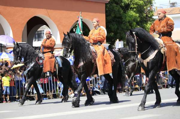 Desfile de Apatzingán fue enmarcado en un ambiente lleno de fiesta y colorido - Foto 1 