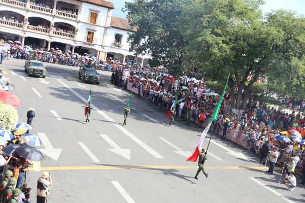 Desfile de Apatzingán fue enmarcado en un ambiente lleno de fiesta y colorido - Foto 3 