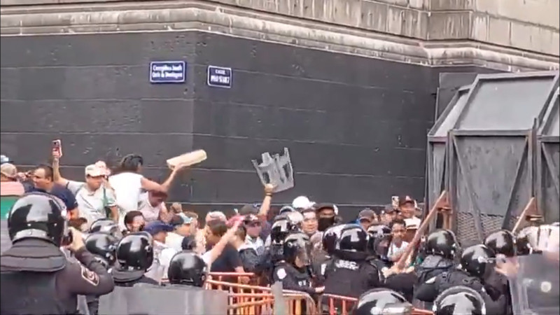 CNTE protesta en Palacio Nacional por compañeros agredidos en Oaxaca 
