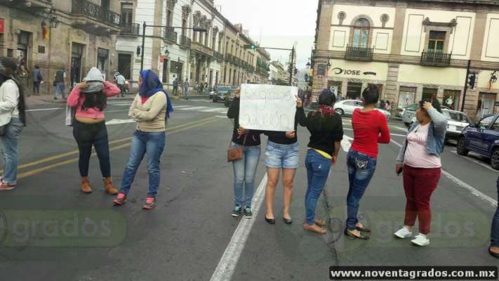Encapuchados y rechazados de la Universidad Michoacana realizan bloqueo en el Centro Histórico de Morelia - Foto 0 