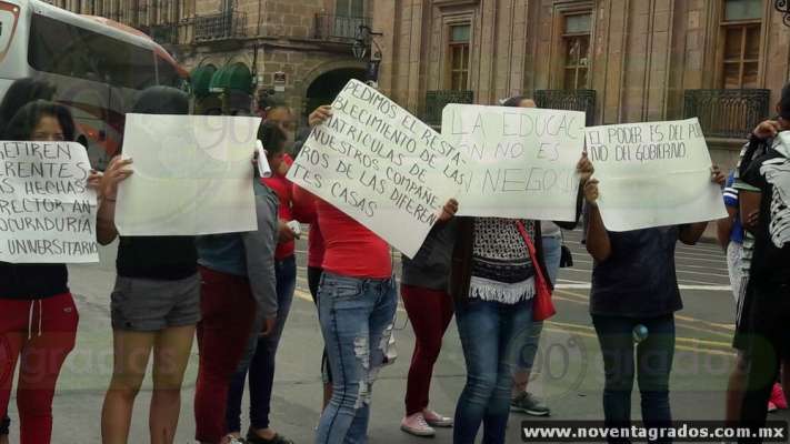 Encapuchados y rechazados de la Universidad Michoacana realizan bloqueo en el Centro Histórico de Morelia - Foto 1 