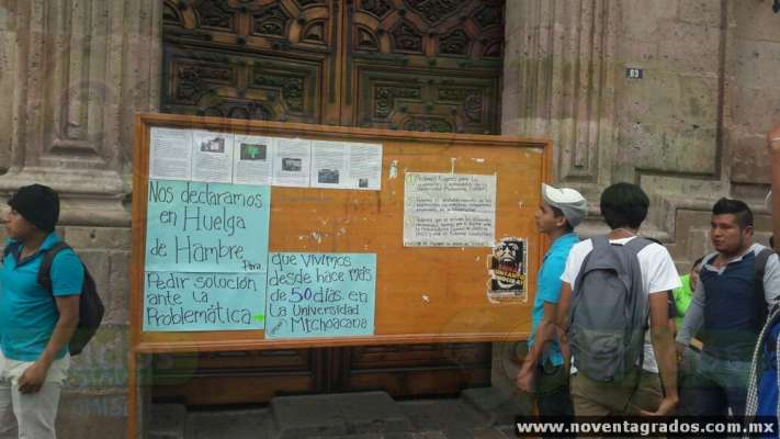 Encapuchados y rechazados de la Universidad Michoacana realizan bloqueo en el Centro Histórico de Morelia - Foto 2 