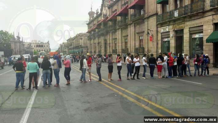 Encapuchados y rechazados de la Universidad Michoacana realizan bloqueo en el Centro Histórico de Morelia - Foto 3 