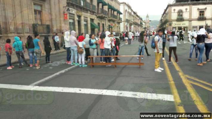 Encapuchados y rechazados de la Universidad Michoacana realizan bloqueo en el Centro Histórico de Morelia - Foto 4 
