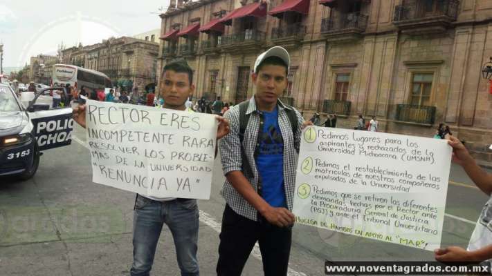 Encapuchados y rechazados de la Universidad Michoacana realizan bloqueo en el Centro Histórico de Morelia - Foto 5 