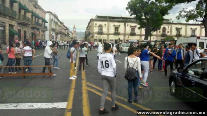 Encapuchados y rechazados de la Universidad Michoacana realizan bloqueo en el Centro Histórico de Morelia - Foto 6 