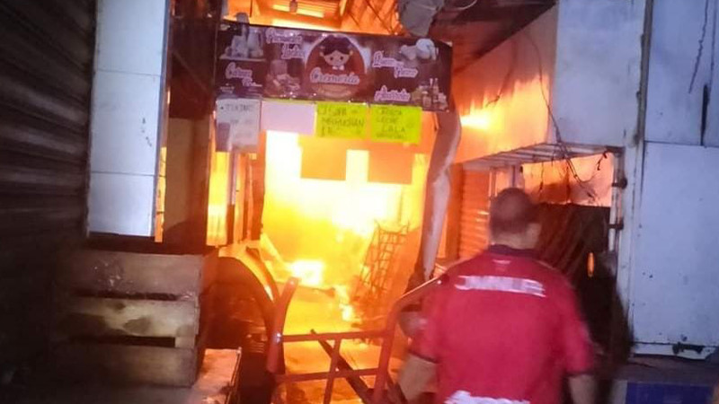 Incendio en Mercado Ignacio López Rayón deja cuantiosos daños materiales en 10 negocios. 