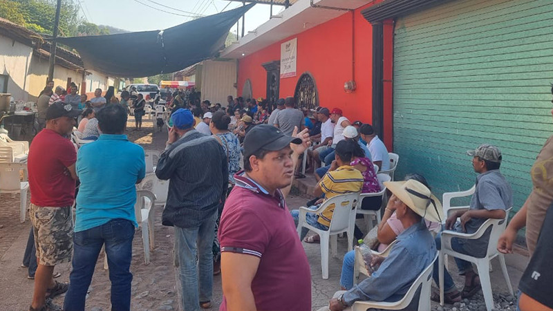 Ciudadanos preocupados por la seguridad de las urnas electorales toman instalaciones del IEM en Tiquicheo  