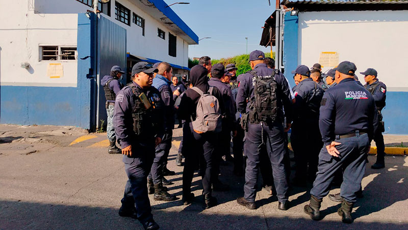 Protestan policías municipales de Uruapan, Michoacán  