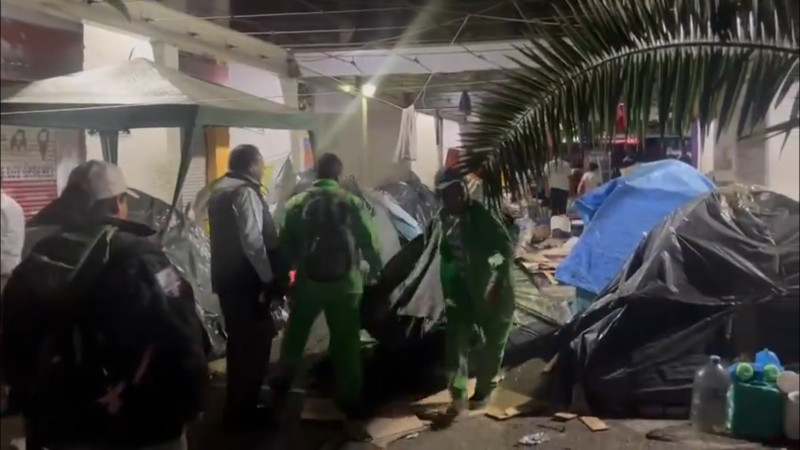 Migrantes son trasladados de la Plaza Giordano a Tepito, Toluca y Cuernavaca 