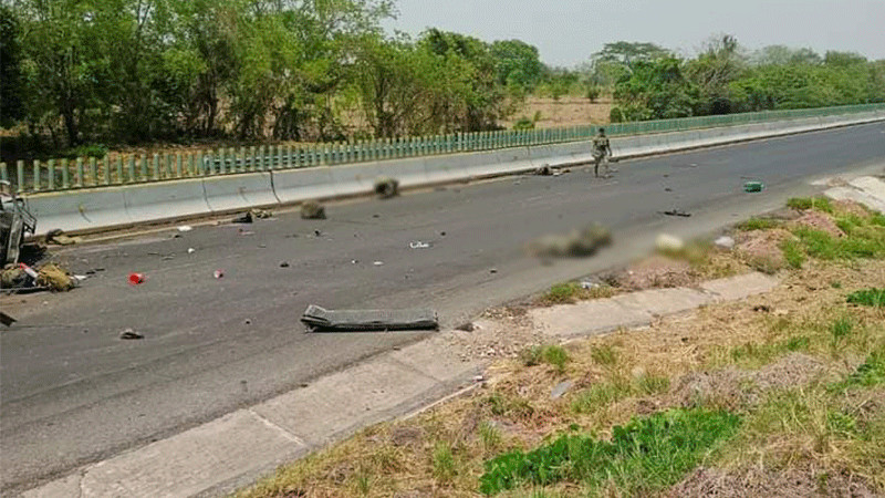 Camioneta de la Marina vuelca en carretera de Veracruz; hay siete heridos 