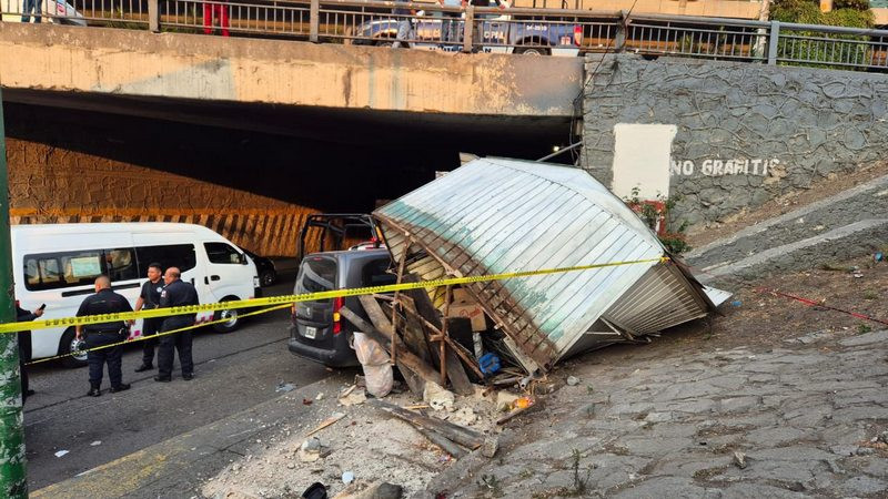 Camioneta se estrella contra puesto en Naucalpan, Estado de México; hay una persona sin vida 