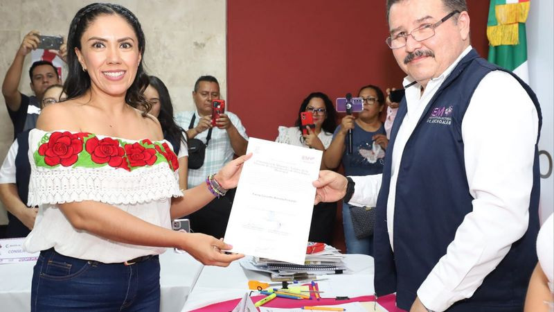 Fanny Arreola recibe constancia de mayoría como presidenta municipal de Apatzingán  