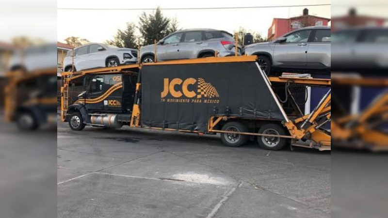 Roban flotilla de camionetas valuadas en 6 millones de pesos, en la carretera Purépero - Carapan, Michoacán 