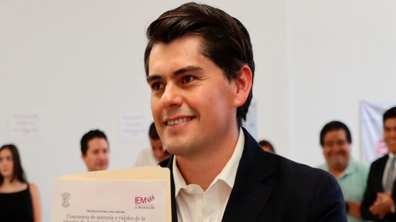 Toño Ixtláhuac, presidente electo de Zitácuaro, Michoacán, recibe constancia de mayoría 