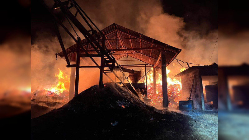 Se incendia aserradero en Tacámbaro, Michoacán; hubo daños materiales