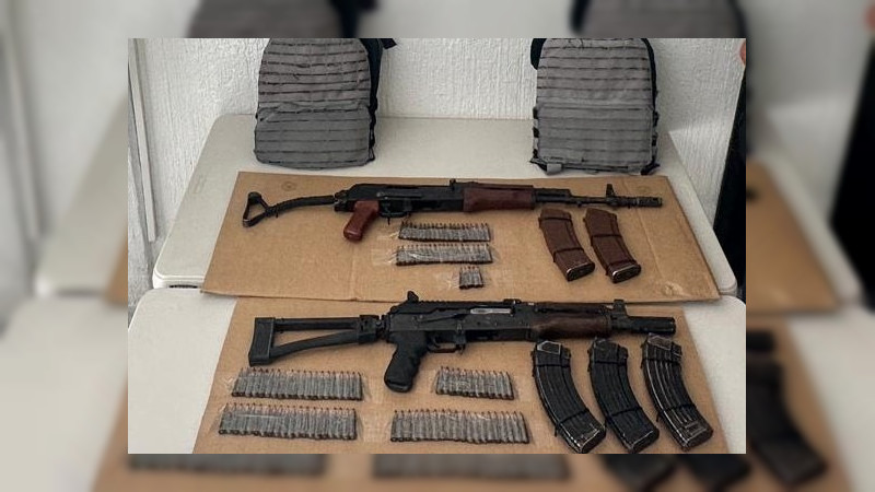 Aseguran armas largas, cargadores y cartuchos en camioneta accidentada en Guanajuato: Serían de banda de roba tráileres  