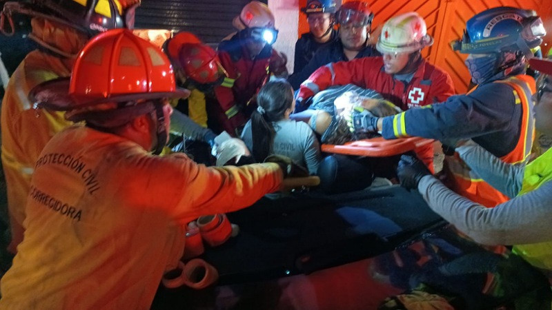 Quedan prensados en aparatoso choque y volcadura en Paseo Constituyentes de Corregidora, Querétaro 