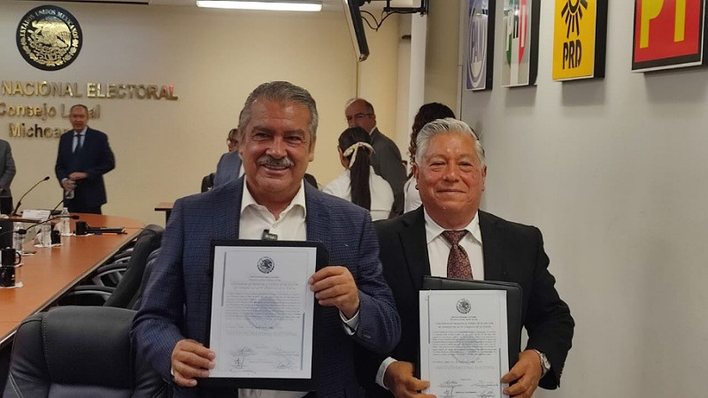 Recibe Raúl Morón constancia de elección al Senado 