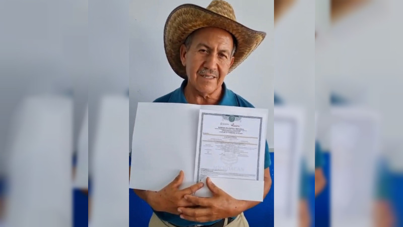 A sus 65 años, el señor Emilio concluyó su bachillerato y recibió su certificado 