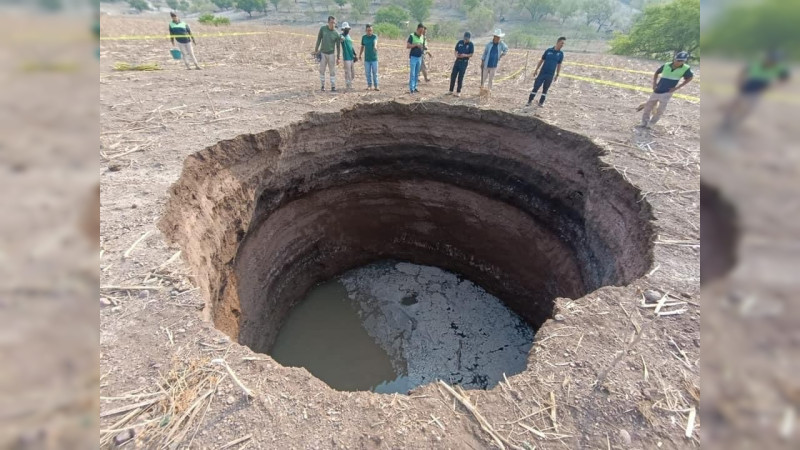 Reportan aparición de socavón de 10 metros en terreno de maíz en Tlapa de Comonfor, Guerrero 