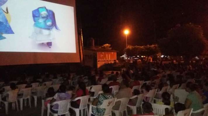 Habitantes de Pinzándaro, Buenavista, disfrutaron Cine bajo las estrellas 