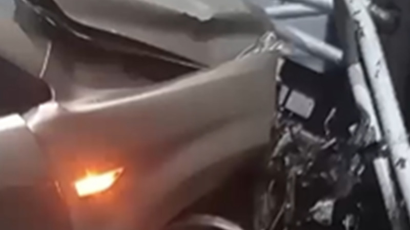 En Apatzingán, Michoacán los atropellan en su moto, hay dos personas sin vida  y un herido 