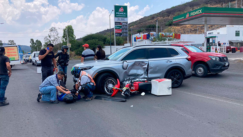 Querétaro: Quedan prensados en aparatosa volcadura en anillo vial Fray Junípero Serra 
