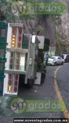 Se salvan de morir 6 tripulantes de camioneta arrollada por un camión, en Múgica, Michoacán - Foto 1 