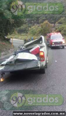 Se salvan de morir 6 tripulantes de camioneta arrollada por un camión, en Múgica, Michoacán - Foto 2 