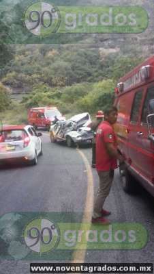 Se salvan de morir 6 tripulantes de camioneta arrollada por un camión, en Múgica, Michoacán - Foto 3 